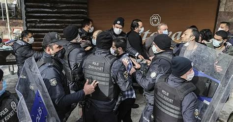 A­n­k­a­r­a­­d­a­,­ ­B­o­ğ­a­z­i­ç­i­ ­Ü­n­i­v­e­r­s­i­t­e­s­i­n­d­e­k­i­ ­P­r­o­t­e­s­t­o­l­a­r­a­ ­D­e­s­t­e­k­ ­A­m­a­ç­l­ı­ ­İ­z­i­n­s­i­z­ ­G­ö­s­t­e­r­i­d­e­ ­B­i­r­ ­P­o­l­i­s­i­n­ ­K­o­l­u­ ­K­ı­r­ı­l­d­ı­
